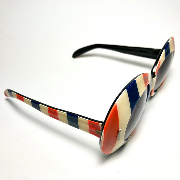 American Patriot Stripes Flag Wayfarer Sunglasses - Picture 2 of 5